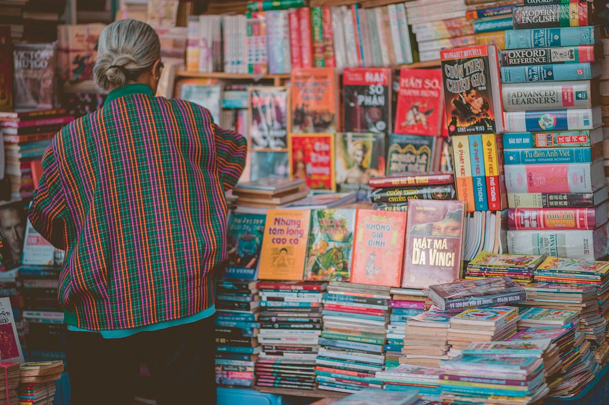 Рафтове с книги в книжарница